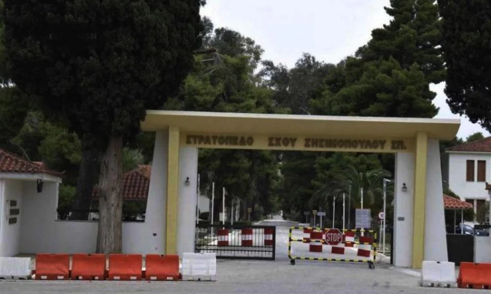 Ναύπλιο: Έβγαζαν σέλφι έξω από το στρατόπεδο και τις συνέλαβαν για κατασκοπεία!